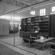 stoiska z meblami w hali wystawowej