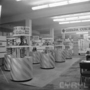 stoiska w hali wystawowej