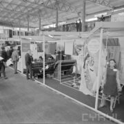 stoiska w hali wystawowej, zwiedzający ludzie