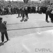 duża grupa ludzi stoi na terenie targów, na pierwszym planie fragment torów kolejowych