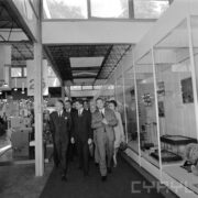 grupa ludzi w pawilonie wystawowym