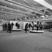 stoiska z manekinami prezentującymi odzież w hali targowej