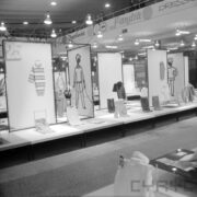 stoisko z ubraniami w hali wystawowej