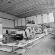 stoiska w hali wystawowej