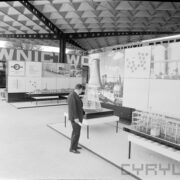 stoisko w hali wystawowej, tyłem stoi mężczyzna