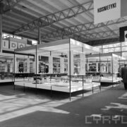 stoiska wystawowe w hali targowej