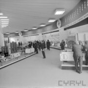 stoiska z urządzeniami w hali wystawowej