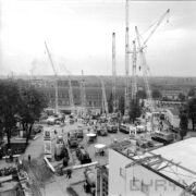 maszyny i urządzenia budowlane, za nimi dźwigi budowlane, w głębi hala wystawowa