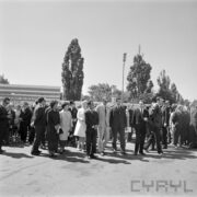 grupa ludzi stoi na terenie targów