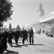 grupa mężczyzn na terenie targów