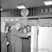 grupa ludzi w hali wystawowej