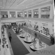 stoiska wystawowe w hali targowej