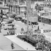 wystawa plenerowa na placu przed budynkami wystawowymi, spacerujący ludzie