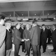 grupa mężczyzn w hali wystawowej