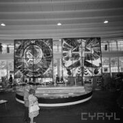 stoiska w hali wystawowej