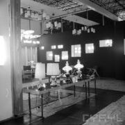 stoiska z lampami w hali wystawowej