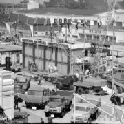 wystawa plenerowa na placu przed budynkami wystawowymi, spacerujący ludzie