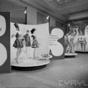 stoiska wystawowe z manekinami prezentującymi odzież