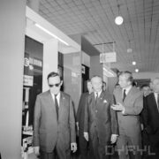 grupa mężczyzn w hali wystawowej