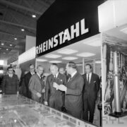 grupa mężczyzn w hali wystawowej