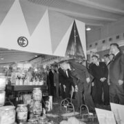 grupa mężczyzn w hali wystawowej