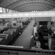 stoisko z maszynami i urządzeniami w hali wystawowej