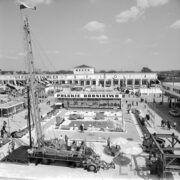 wystawa plenerowa na placu przed budynkami wystawowymi, spacerujący ludzie