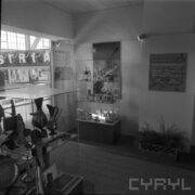 stoiska w hali wystawowej