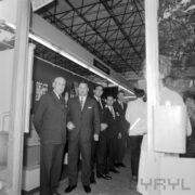 grupa mężczyzn w pawilonie wystawowym