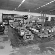 stoisko z urządzeniami w hali wystawowej