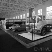 stoisko z samochodami w hali wystawowej