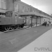 plenerowe stoisko z urządzeniami pod zadaszoną halą wystawową, z lewej lokomotywa kolei wąskotorowej