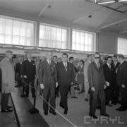 grupa mężczyzn w hali wystawowej