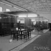 stoiska z meblami w hali wystawowej