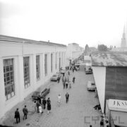 spacerujący ludzie między budynkami wystawowymi