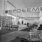 stoiska w hali targowej