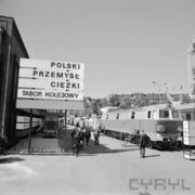 lokomotywy na terenie targów, przy nich zwiedzający ludzie