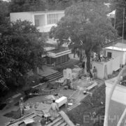 widok z góry na rozpakowane skrzynie, fragmenty ekspozycji, kilku mężczyzn pracuje przy montażu