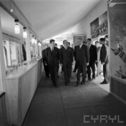 grupa mężczyzn w hali wystawowej