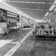 stoisko z urządzeniami w hali wystawowej