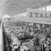 stoiska w hali wystawowej, zwiedzający ludzie