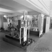 stoiska w hali wystawowej