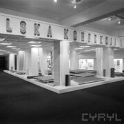 stoiska z tkaninami i dywanami w hali wystawowej