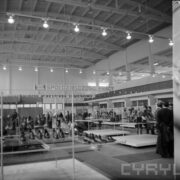 stoiska z butami w hali wystawowej