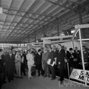 grupa mężczyzn i kobiet w hali wystawowej