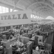 stoiska w hali wystawowej, zwiedzający ludzie