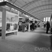 stoiska wystawowe w hali targowej