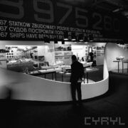 stoiska w hali wystawowej