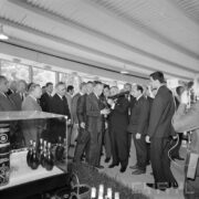 grupa mężczyzn w hali wystawowej