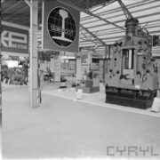 stoiska z maszynami i urządzeniami w hali wystawowej